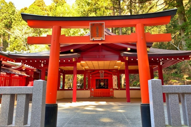 九頭龍神社本宮の朱色の鳥居